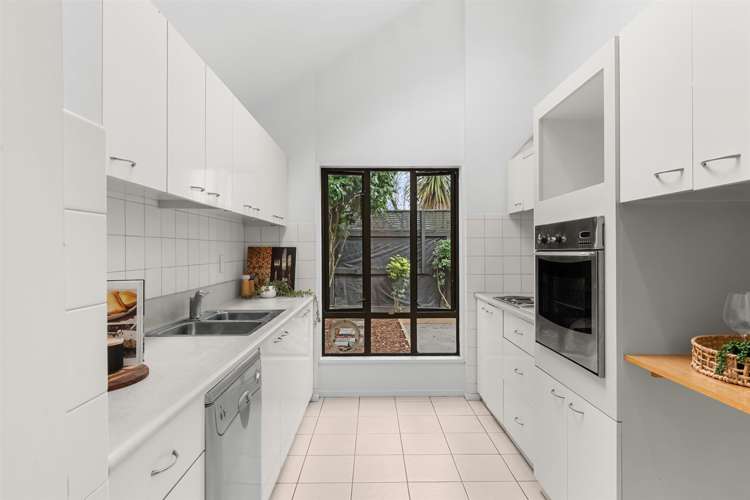 1/8 Cottesmore Close Burnside_5