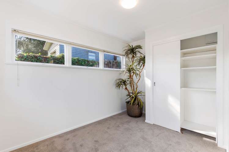 1/1 Griffiths Place Te Atatu South_6