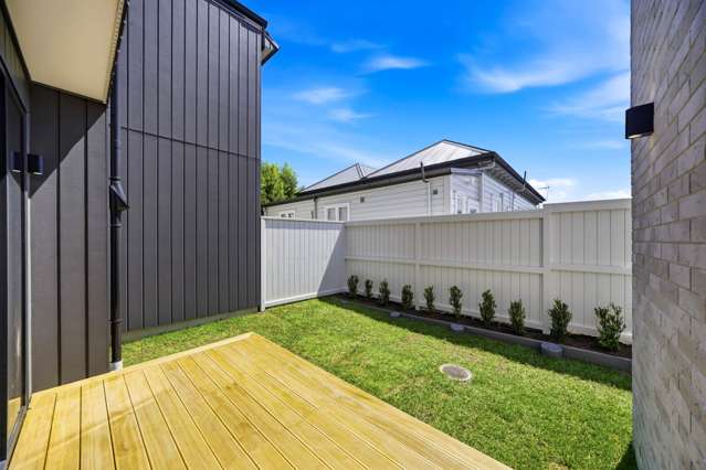 2/2 Coronation Street Belmont_2