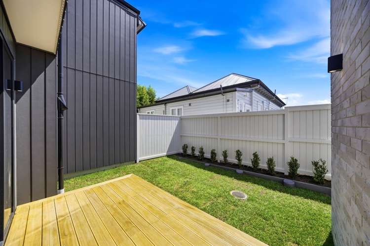 2/2 Coronation Street_2