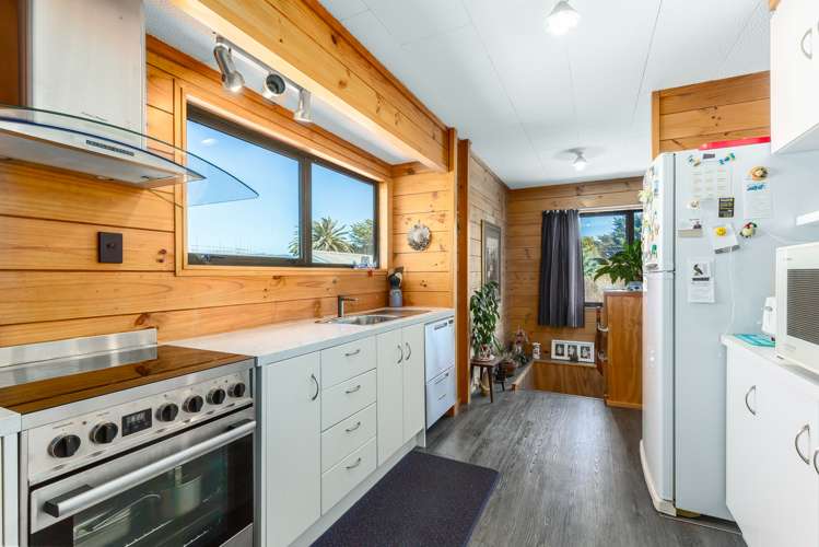 69a Mana Esplanade Paremata_9