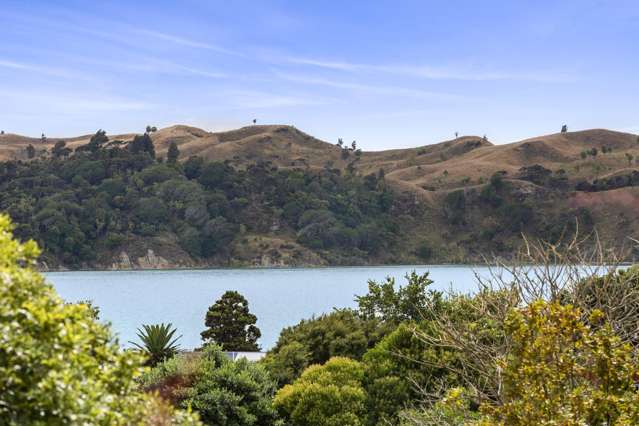 North facing - Harbour views !