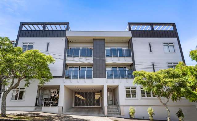 Spacious entry to Grey Lynn