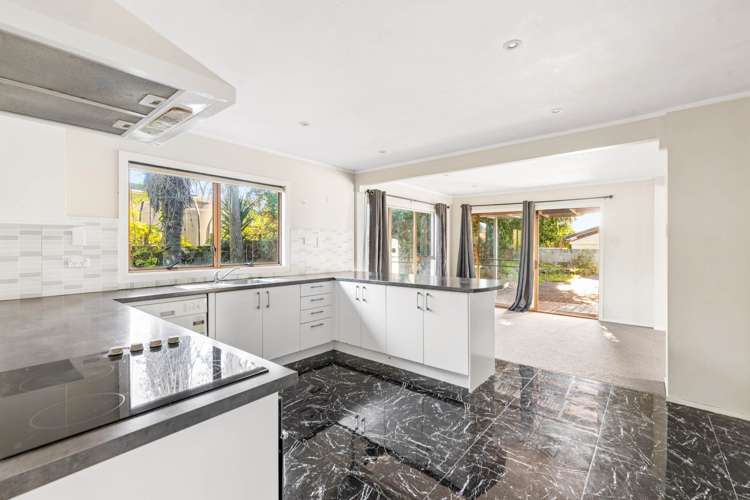 63 Ray Small Drive Papakura_11