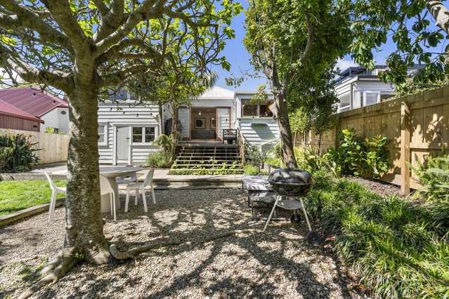 Villa in two flats on glorious 594m2 site