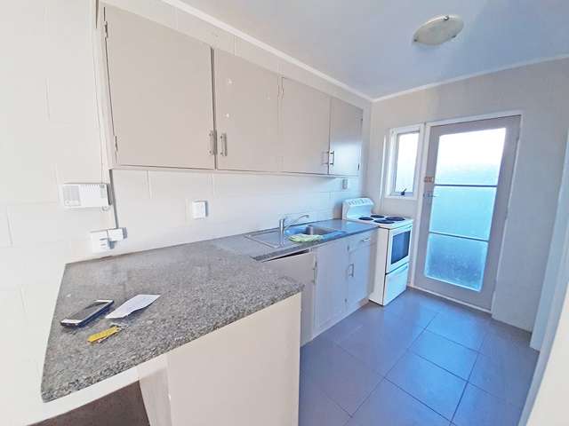 1/90 Kenderdine Road 10695_2