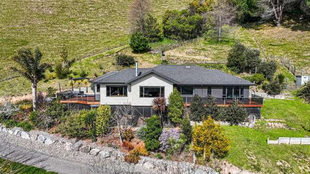 Private Retreat, Stunning Views & Beautiful Home