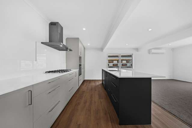 5 Frank Evans Place 11401_4