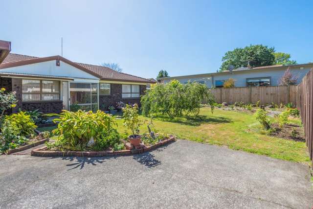2/1a Clark Road Pahurehure_1