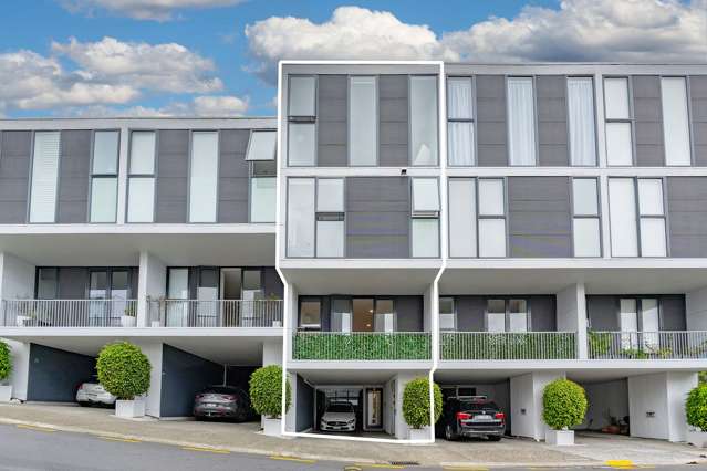 Luxury 4bed/3bath townhouse with 2 or 3 carparks