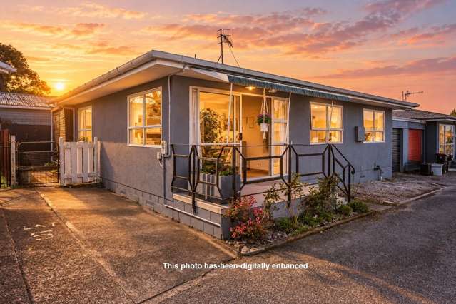 Easy Living in the Heart of Clive