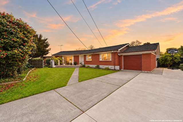 Walk to Hillcrest School - Brick, Freehold & Pool