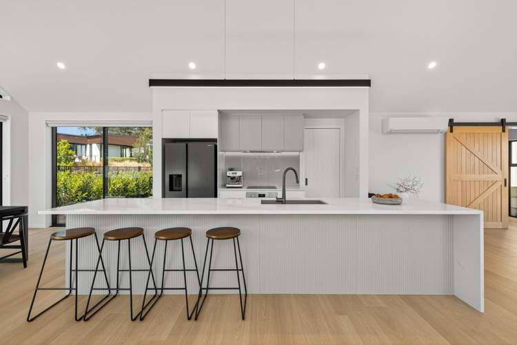 6 Round Hill Rise Cracroft_2