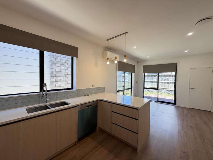 21 Eros Road 10673_3