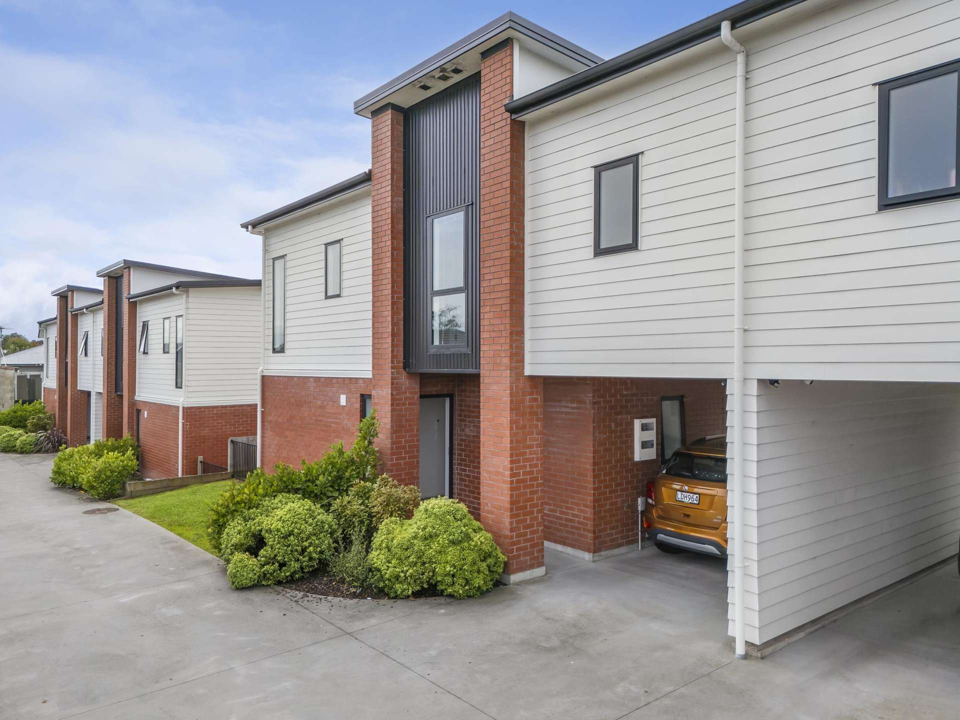 2/7 Greta Street Glenview_0