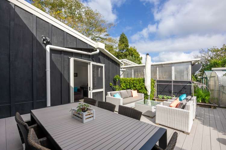 11 Piccadilly Circus Snells Beach_16