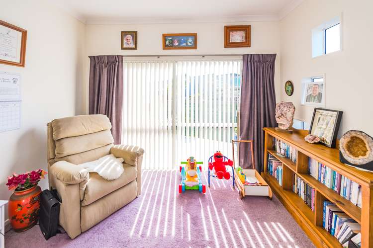 13 Lithgow Drive Otamatea_19