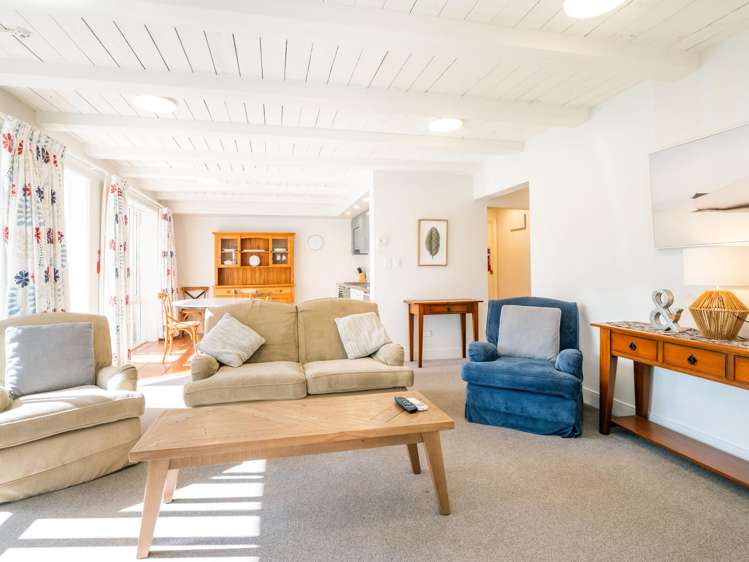 85C Beach Road Akaroa_5