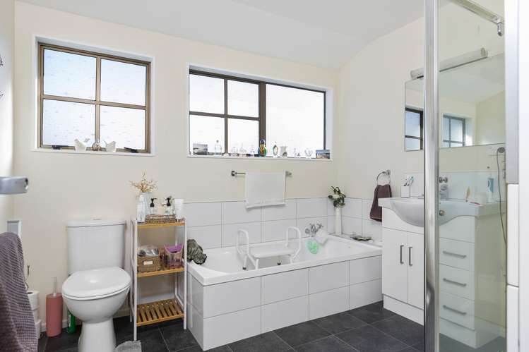 310 High Street South Carterton_17