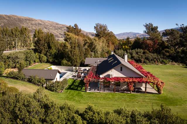 Spacious retreat; poolside bliss in Wanaka