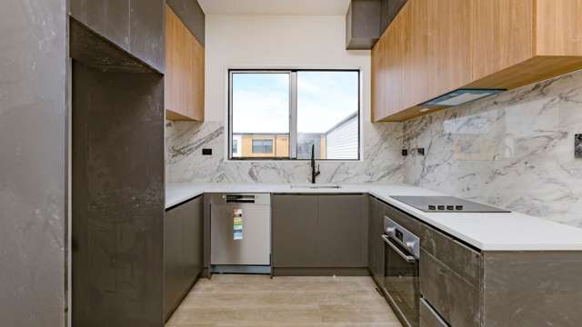 2 Bed+Home Office, close to EVERYTHING!