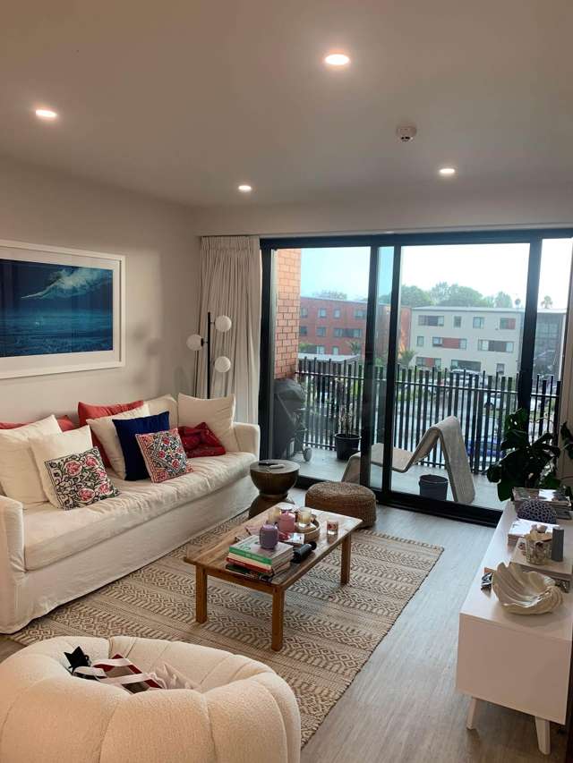 Modern 2 Bedroom Apartment with Carpark!