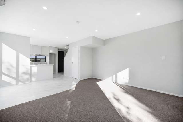 8/31 Ayton Drive 3320_3