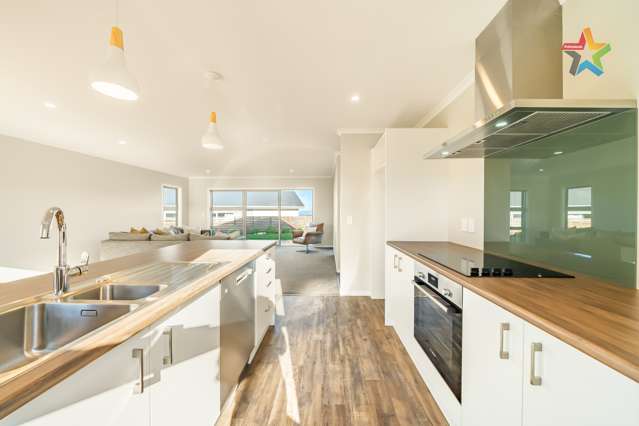 64 Manapouri Grove Kelson_1