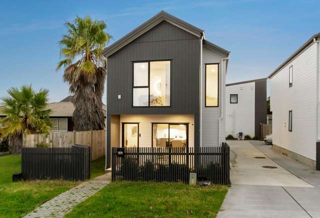 FABULOUS FREESTANDING FREEHOLD