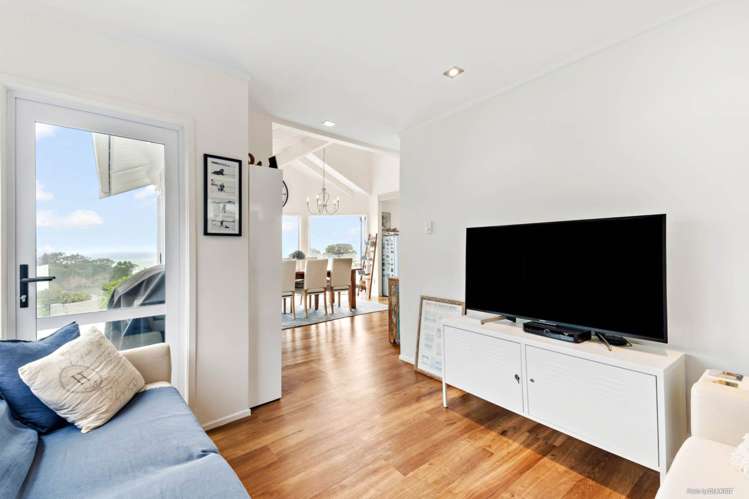 2/1 Eastcliffe Road Castor Bay_7