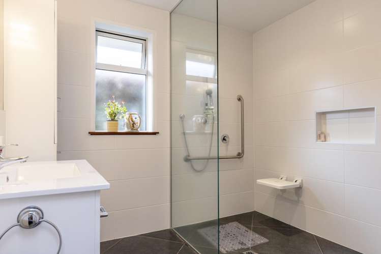 53 Chateau Crescent Rangatira Park_19