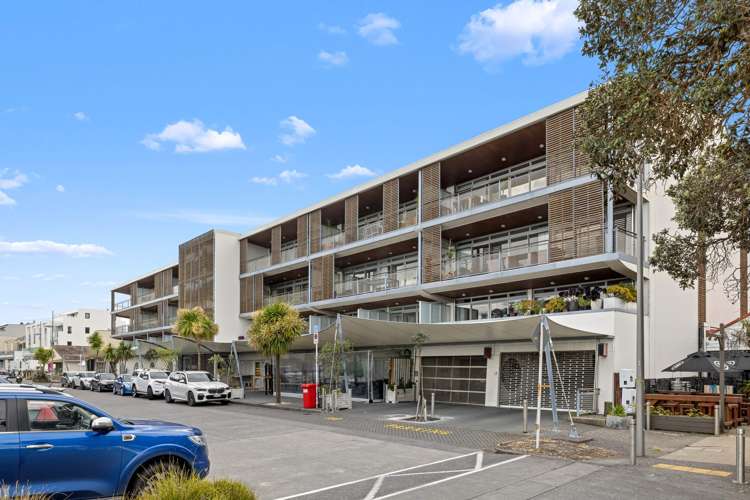 2/6 Beach Front Lane Browns Bay_15