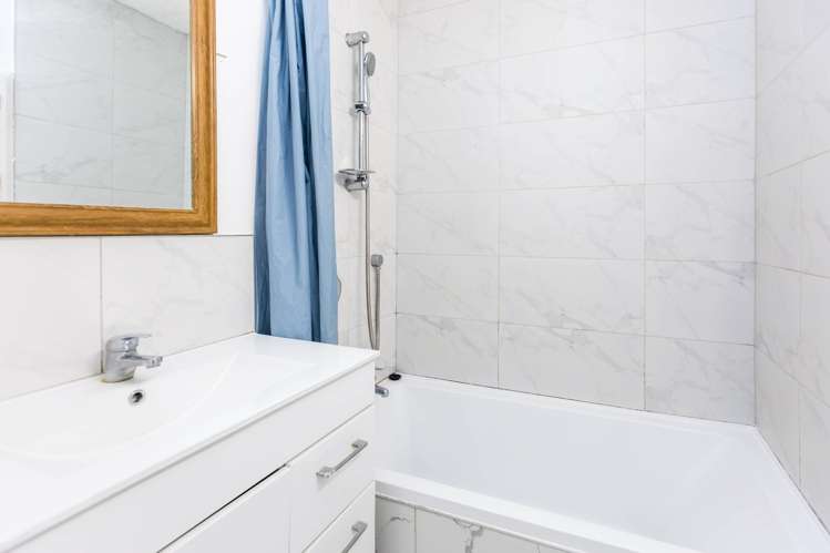 35 Hanson Grove Stokes Valley_12