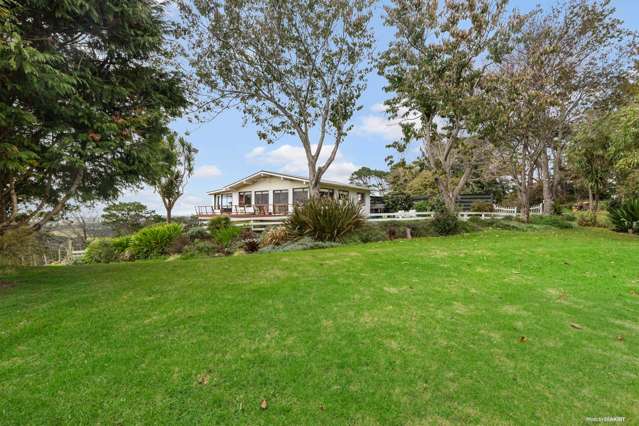 Idyllic Peninsula Retreat – Views, Space & Pos...