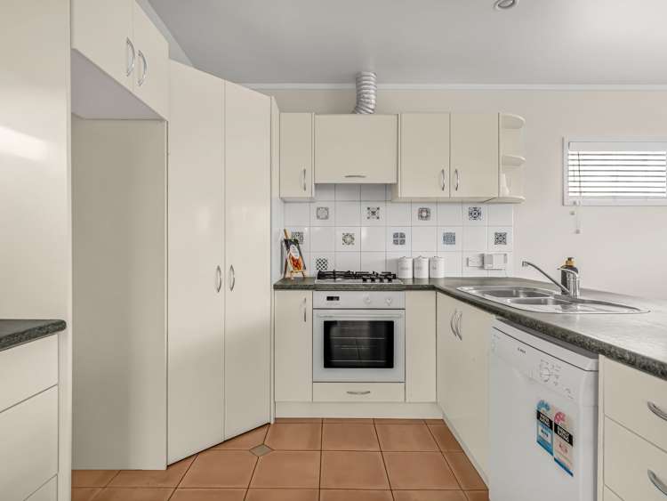 2/267 Glenfield Road Hillcrest_16