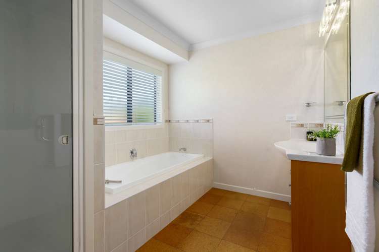 200 The Oaks Drive Leamington_17