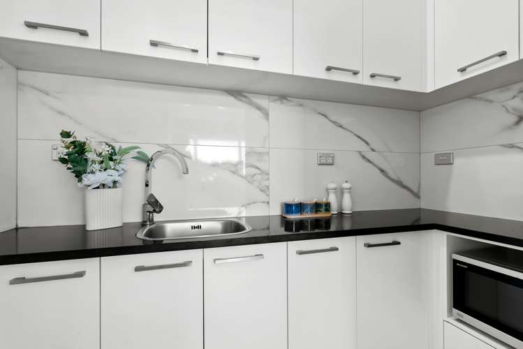 16 Michael Bosher Way Flat Bush_11