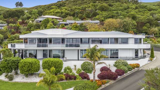 Coastal Luxury, Minutes from the City