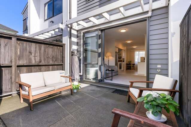 YOUR PERFECT FIRST HOME OR CITY LOCK & LEAVE!