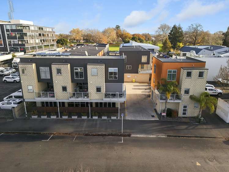 2/9 Vialou Street Hamilton Central_19