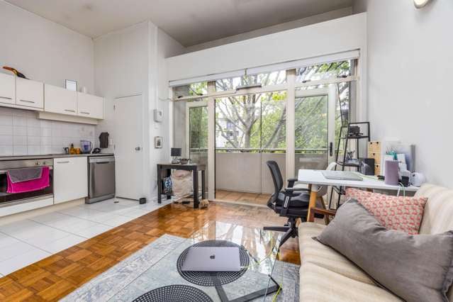 Quirky, Cozy Upper-Queen Condo