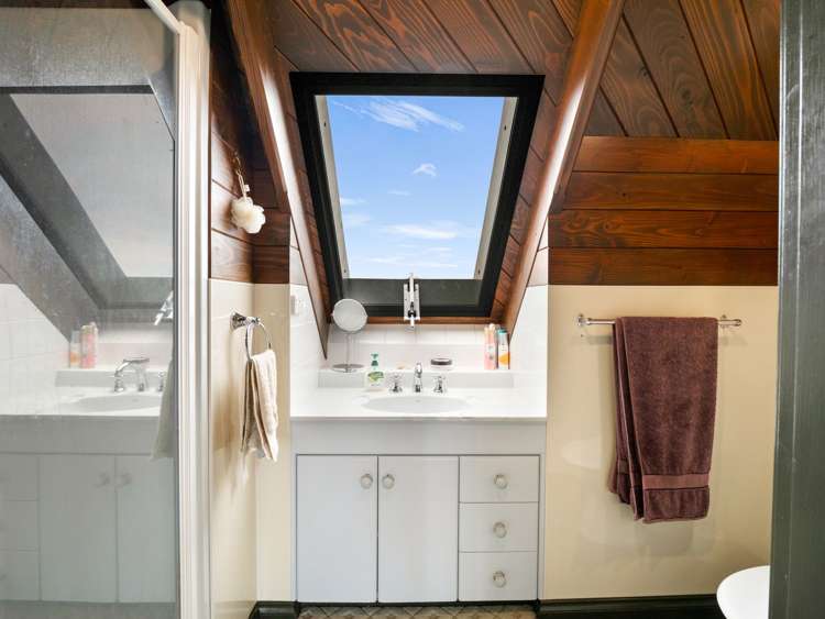 22 Shakespeare Road Bastia Hill_14