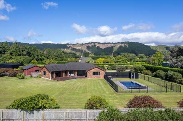 Stylish, Private & Perfectly Positioned in Levin