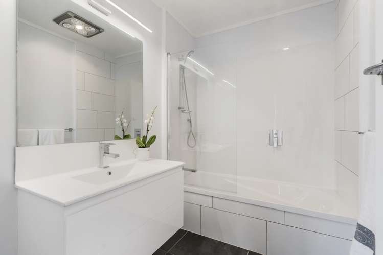 8 Huruhuru Road Massey_15