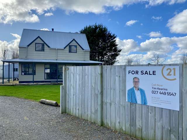 Charming Family Home with Bonus 2 bedroom Sleepout and large garage!