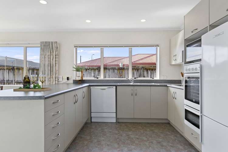 15 Thistlewood Avenue Hamilton East_2