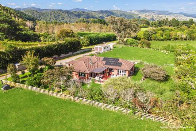 Scenic Lifestyle, Minutes from Town!