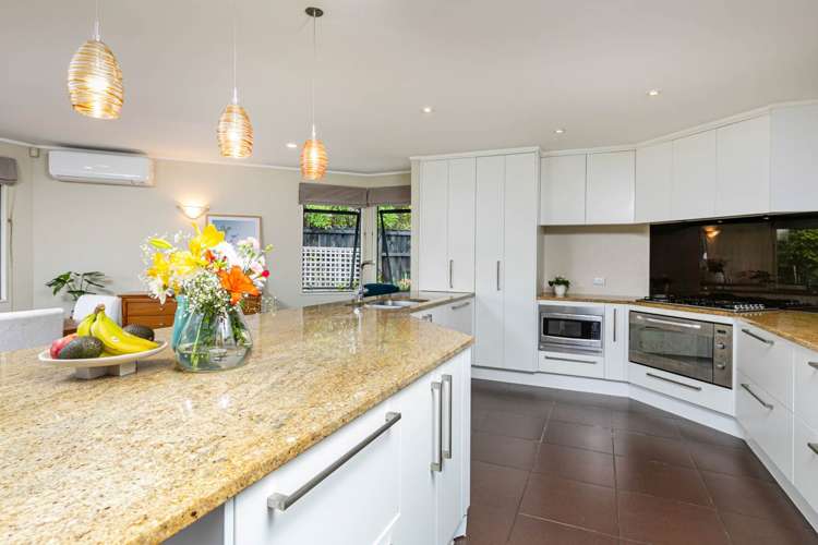 8 Almond Grove Greenhithe_6