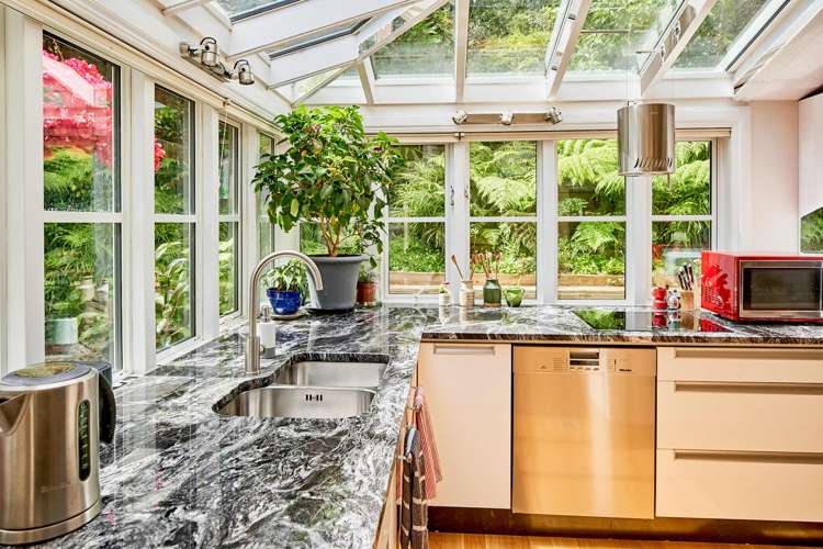 15 Whiorau Grove Lowry Bay_16