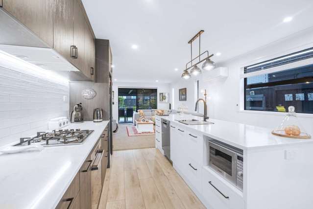 Elegant Family Townhouse With Spacious Living!